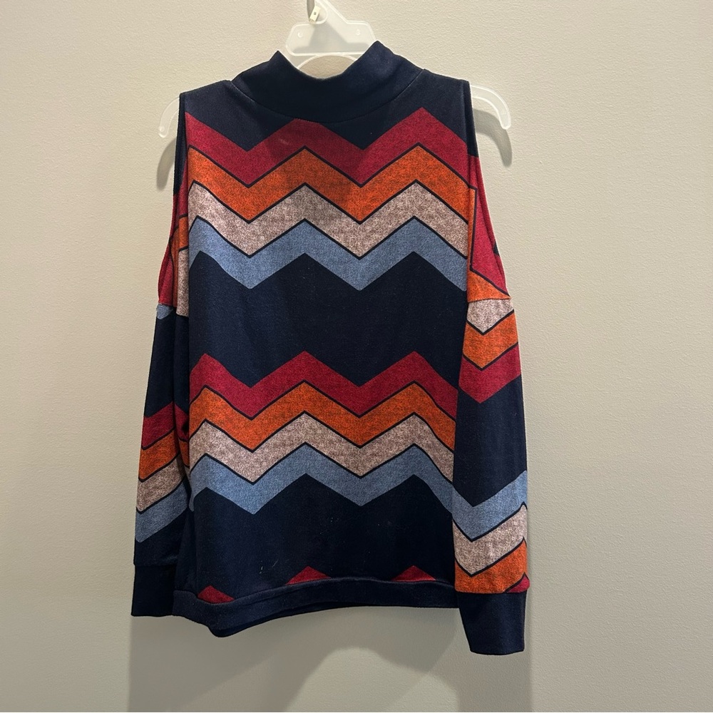 Chevron Pattern Cold Shoulder Top Size Large - Picture 6 of 6